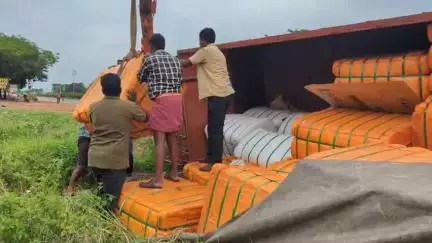 உளுந்தூர்பேட்டை: பரிக்கல் ஜி.எஸ்.டி சாலையில் பஞ்சு மூட்டை ஏற்றி சென்ற டாரஸ் லாரி சாலையோர பள்ளத்தில் கவிழ்ந்து விபத்து