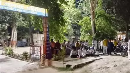 बेल्थरा रोड: नगरा में अतिक्रमण अभियान के दौरान हंगामा के आरोप में पुलिस ने बीजेपी कोषाध्यक्ष को थाने में बिठाया