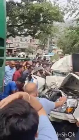 मंडी: हिमसुत्ता और ट्रैवल ट्रैक्स की भिड़ंत में चालक बाल-बाल बचा