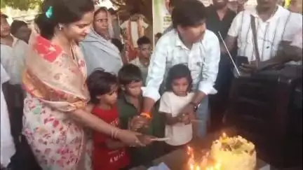 कोईलवर: राजकीय मध्य विद्यालय गीधा स्थित महादलित टोला में छोटे-छोटे बच्चों ने लालू यादव का जन्मदिन 10 पाउंड का केक काटकर मनाया
