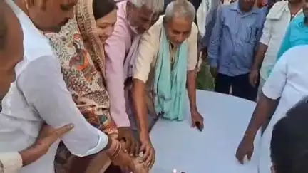 सोनबरसा: मुसहरी टोल पर राजद कार्यकर्ताओं ने मनाया लालू यादव का जन्मदिन