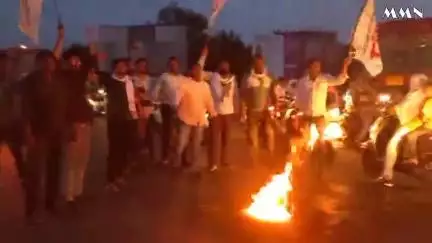 वर्धा: शेतकऱ्यांच्या कर्जमाफीसह कडू यांच्या आंदोलनाच्या समर्थनार्थ प्रहारचे बजाज चौक उड्डाणपुलावर टायर जाळत चक्काजाम आंदोलन