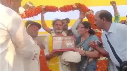शाहपुर: हरिनारायण हाई स्कूल मैदान में आयोजित बिहार बदलाव सभा कार्यक्रम में जन सुराज पार्टी के सूत्रधार प्रशांत किशोर हुए शामिल