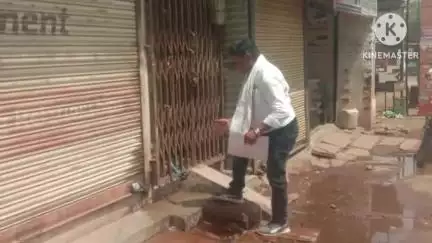 शाढ़ौरा: नलों से बहते पानी को रोकने के लिए उपयंत्री ने विभिन्न वार्डों का दौरा किया और पानी बचाने का संदेश दिया
