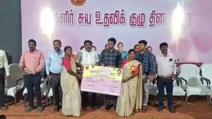கள்ளக்குறிச்சி: நீலமங்கலத்தில் உள்ள தனியார் பள்ளிக்கூடம் மகளிர் சுய உதவிக் குழுவினருக்கு கடன் இணைப்புகளுக்கான காசோலையினை வழங்கிய மாவட்ட ஆட்சியர் மற்றும் எம்.பி