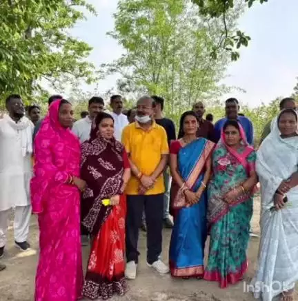 कोतमा: बिजुरी में कुटीर एवं ग्रामोद्योग मंत्री दिलीप जायसवाल ने तालाब की साफ-सफाई की