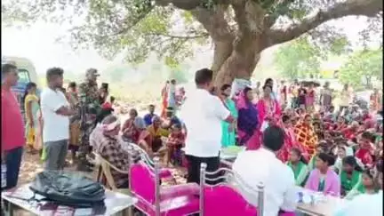 कुचाई: रायसिंदरी में जनता दरबार का आयोजन, विधायक और अधिकारियों ने लोगों की समस्याओं से अवगत हुए