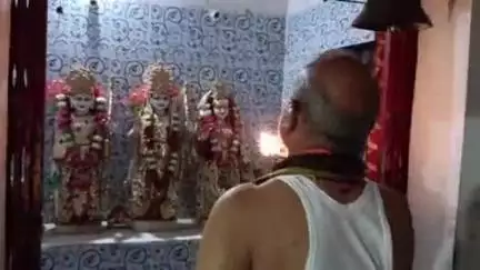 बांधवगढ़: सगरा मंदिर में पुजारी द्वारा भगवान राम दरबार में संध्या आरती की गई