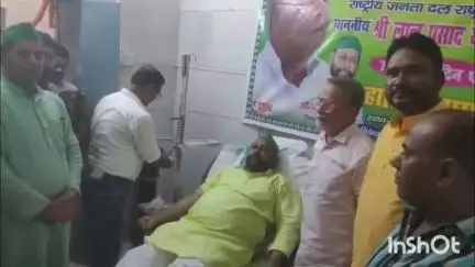 जमुई: कार्यकर्ताओं ने केक काटकर मनाया लालू प्रसाद यादव का 78वां जन्मदिन, सदर अस्पताल स्थित ब्लड बैंक में किया रक्तदान