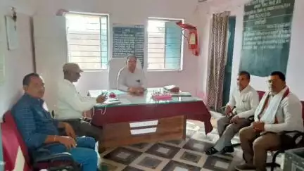 रामपुर नैकिन: संयुक्त संचालक लोक शिक्षण संस्थान रीवा ने ग्राम ममदर स्थित स्कूल का किया औचक निरीक्षण