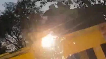 महावन: कस्बा गोकुल में अधिक गर्मी और लोड के चलते विद्युत केबिलों से निकली चिंगारी, लट्ठे पर लगी आग