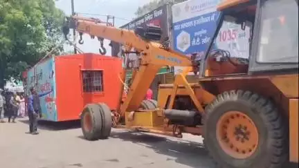 हज़ारीबाग: सदर अस्पताल स्थित संजीवनी सेवा कुटीर पर जिला प्रशासन ने बुलडोजर चलाया, विधायक प्रदीप प्रसाद और समर्थकों में आक्रोश