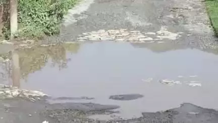 पिथौरागढ़: जीबी गांव को जोड़ने वाली सड़क खस्ताहाल, लोग परेशान
