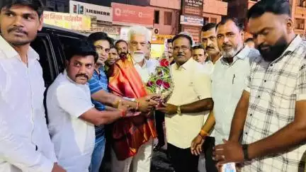 कळवण: कळवण शहरातील नाशिक जिल्हा गिरणा सहकारी पतसंस्थे समोर शिक्षण मंत्र्यांचे शिंदे गटाचे तालुकाप्रमुखांनी केले स्वागत