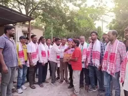 पोटका: पोटका में ठेका मजदूरों की मांग पूरी होने पर विधायक संजीव सरदार का हुआ अभिनंदन