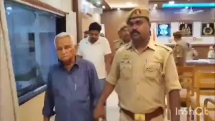 पडरौना: कुशीनगर में फर्जी दस्तावेज बनवाकर रह रहा पाकिस्तानी नागरिक, पुलिस ने तीन आरोपियों को गिरफ्तार कर भेजा जेल
