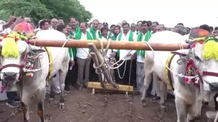 త్రోవ గుంటలో ఏరువాక కార్యక్రమాన్ని ప్రారంభించి పొగాకు బోర్డును పరిశీలించిన మంత్రులు, కలెక్టర్