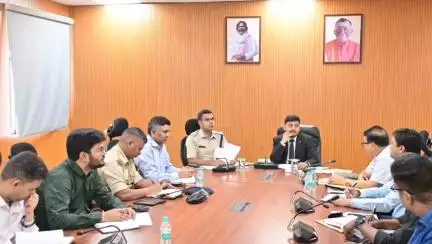 धनबाद/केंदुआडीह: समाहरणालय में उपायुक्त ने की बैठक, तालाबों व सरकारी जमीन की सूची एक सप्ताह में सौंपने का निर्देश
