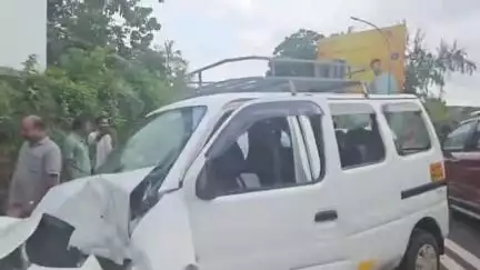 കൊട്ടാരക്കര: എം.സി റോഡിൽ സദാനന്ദപുരത്ത് നാലു വാഹനങ്ങൾ കൂട്ടിയിടിച്ച് അപകടം, കാർ യാത്രികർക്ക് പരിക്ക്