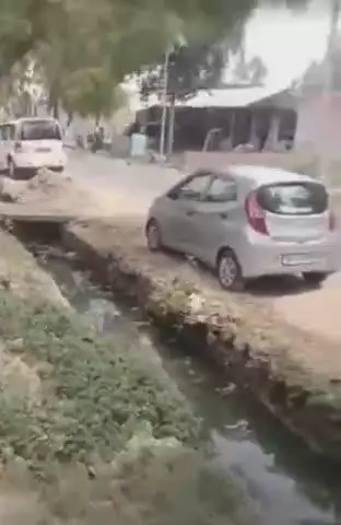 फतेेहपुर: सिहाली रोड पावर हाउस के सामने दो महीने से अधूरा पड़ा नाला निर्माण कार्य, जल भराव से लोग परेशान