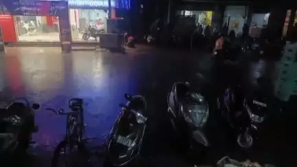 சேலம்: புதிய பேருந்து நிலையம் உள்ளிட்ட மாநகரில் பல்வேறு பகுதிகளில் மூன்றாவது நாளாக தொடர் மழை வாகன ஓட்டிகள் அவதி