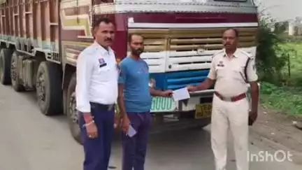 नवागढ़: बेमेतरा जिला के विभिन्न थानों की पुलिस ने मोटर व्हीकल एक्ट के 11 प्रकरणों में ₹4300 की चालानी कार्रवाई की
