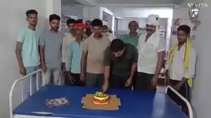 गड़हनी: लालू प्रसाद यादव के जन्मदिन पर गड़हनी में कार्यकर्ताओं ने काटा केक