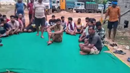 ଦେବଗଡ: ଚଟିଆପାଲି ବାଲି ଘାଟରେ ବାଲି ମାଫିଆଙ୍କ ଗୁଣ୍ଡାରାଜ, ହାଇୱା ଚାଳକଙ୍କୁ ମାଡ ମାରି ଟଙ୍କା ଓ ସୁନା ଚେନ ଲୁଟ ଅଭିଯୋଗ