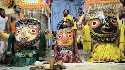 গোপীবল্লভপুর ১: ১৮০ লিটার দুধ,৬০ কেজি দই ও ১২ কেজি  ঘি দিয়ে মহা ধুমধামে শ্রীপাট গোপীবল্লভপুরে হল জগন্নাথ দেবের স্নানযাত্রা,উপচে পড়া ভীড়