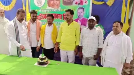 तरारी: तरारी में राजद सुप्रीमो लालू प्रसाद यादव का 78वां जन्मदिन धूमधाम से मनाया गया, गरीबों के बीच भोजन का वितरण किया गया