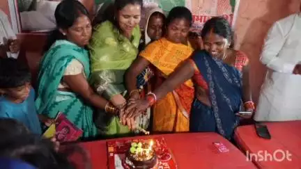 जहानाबाद: राजद सुप्रीमो के जन्मदिन पर नेहालपुर महादलित टोला में राजद नेत्री ने दलित बच्चों को पाठ्य सामग्री बांटी