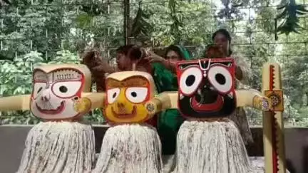 देवघर: इस्कॉन मंदिर में भगवान जगन्नाथ को 108 घड़ों से स्नान कराया गया