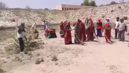 नवलगढ़: नवलगढ़ की पुजारी की ढाणी में सरपंच सुभीता दूत के नेतृत्व में वन्दे गंगा जल संरक्षण जन अभियान के तहत जोहड़ की सफाई हुई