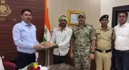 टीकमगढ़: ट्रैक्टर चोरी करने वाले तीन आरोपी गिरफ्तार, शिकायतकर्ता ने पुलिस अधीक्षक कार्यालय में एसपी को धन्यवाद दिया
