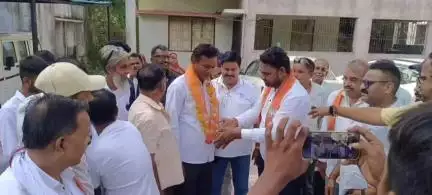 તિલકવાડા: તિલકવાડા તાલુકાની વજેરીયા ગ્રામ પંચાયત સમરસ જાહેર કરાઈ. ભાજપાના હોદ્દેદારોએ ખેસ પહેરાવી ને પાર્ટીમાં સ્વાગત કર્યું.