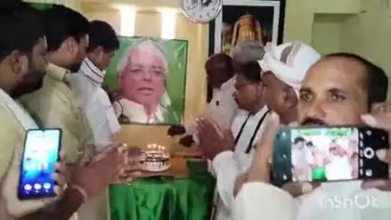 रामपुर: भभुआ राजद प्रधान कार्यालय में राजद के राष्ट्रीय अध्यक्ष लालू यादव का जन्मदिन कार्यकर्ताओं ने धूमधाम से मनाया