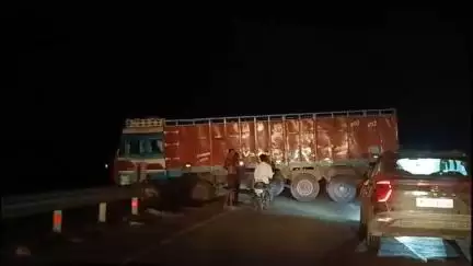 नागौद: रामपथगमन मार्ग, ईचौल गांव के पास ट्रक डिवाइडर से टकराया, बाइक सवार युवक बाल-बाल बचा