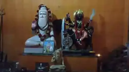 बांधवगढ़: सिद्ध बाबा भैरव धाम में पुजारी जी द्वारा की गई संध्या आरती