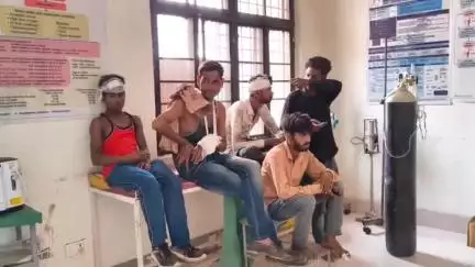 मोठ: ग्राम बसोवई के समीप असंतुलित होकर डीजे वाहन खाई में पलटा, आधा दर्जन युवक हुए घायल