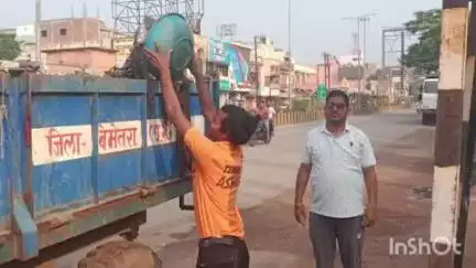 नवागढ़: बेमेतरा शहर के वार्ड 8 में नगर पालिका के कर्मचारियों ने चलाया स्वच्छता अभियान, पार्षद आरती रोशन दत्ता भी रही मौजूद