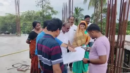 ଜଗତସିଂହପୁର: ଯୋଗଧାରୀରେ ନିର୍ମାଣଧୀନ ନୂତନ ବସଷ୍ଟାଣ୍ଡ କାରଜର ସମୀକ୍ଷା କଲେ ପୋୖରାଧ୍ୟକ୍ଷା ଓ ନିର୍ବାହିଅଧିକାରୀଣୀ