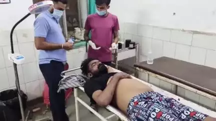 डूंगरपुर: उदयपुर जिले के खेरवाड़ा कस्बे में बुधवार रात 8 बजे दो बाइकों की भिंड़त में एक व्यक्ति गंभीर रूप से घायल हो गया