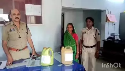बिल्हा: हिरीं पुलिस ने अवैध रूप से कच्ची महुआ शराब रखकर बिक्री करने वाली महिला से 8 लीटर महुआ शराब की ज़ब्ती की