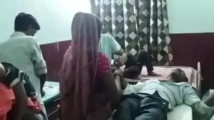 बिसवां: रेउसा महमूदाबाद मार्ग पर घेवड़ा के पास घायल दो अज्ञात लोगों को CHC रेउसा में कराया गया भर्ती
