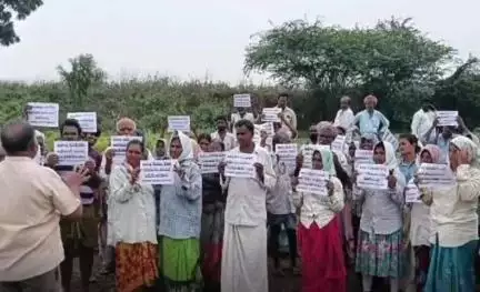 కొండపి: కొండపి మండలం గోగినేనివారి పాలెం లో తమ బకాయి వేతనాలు చెల్లించాలని నిరసనకు దిగిన ఉపాధి కూలీలు