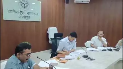 गाज़ीपुर: गाजीपुर जिलाधिकारी अविनाश कुमार की अध्यक्षता में करेक्ट सभागार में सीएम डैशबोर्ड दर्पण विकास कार्यों की समीक्षा बैठक हुई