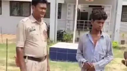 राजिम: फिंगेश्वर पुलिस ने धारदार लोहे के हथियार से राहगीरों को डराने वाले आरोपी को किया गिरफ्तार