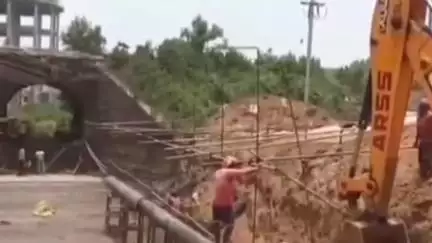 बाघमारा/कतरास: धनबाद गोमो रेलखंड चौड़ीकरण में रेलवे ठेकेदार की लापरवाही से पानी की पाइपलाइन क्षतिग्रस्त