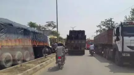 नौतनवा: सोनौली में ओवरलोड दो ट्रकों के खिलाफ आरटीओ ने कार्रवाई करते हुए लगाया जुर्माना