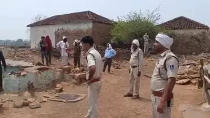 तेंदूखेड़ा: विस्थापित ग्राम दूधिया में खंडहर मकान का किया गया विनष्टीकरण
